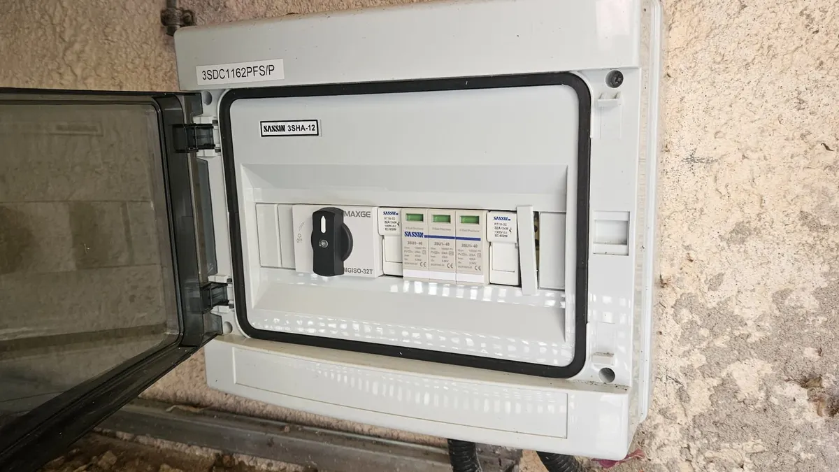 Caja de protecciones abierta con seccionador, portafusibles y protectores contra sobretensiones